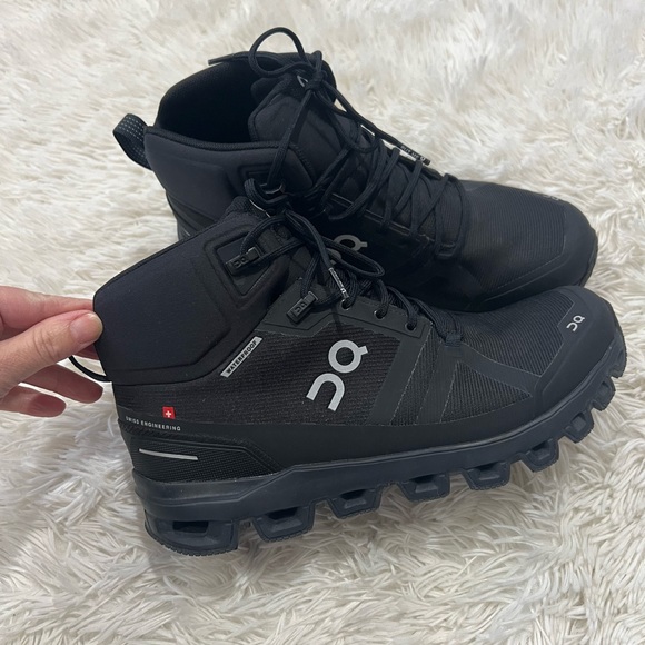 On Running Shoes - On cloudrock Women’s waterproof Sneakers/boots- size 8.5